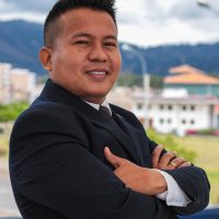 Antonio_traje_brazos_cruzados_peru